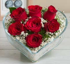 Kalp içerisinde 7 adet kırmızı gül  Ardahan çiçek gönderme sitemiz güvenlidir 