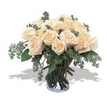 11 adet beyaz gül vazoda  Ardahan İnternetten çiçek siparişi 